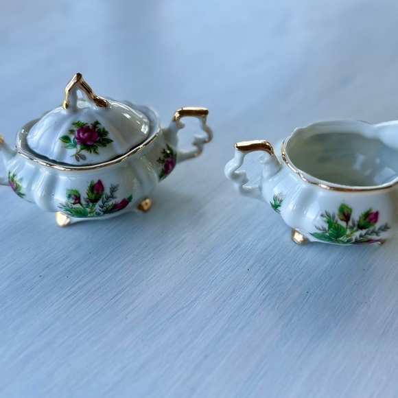 VINTAGE, MINIATURE SUGAR BOWL WITH LID & CREAMER. WHITE BONE CHINA. - Picture 6 of 16